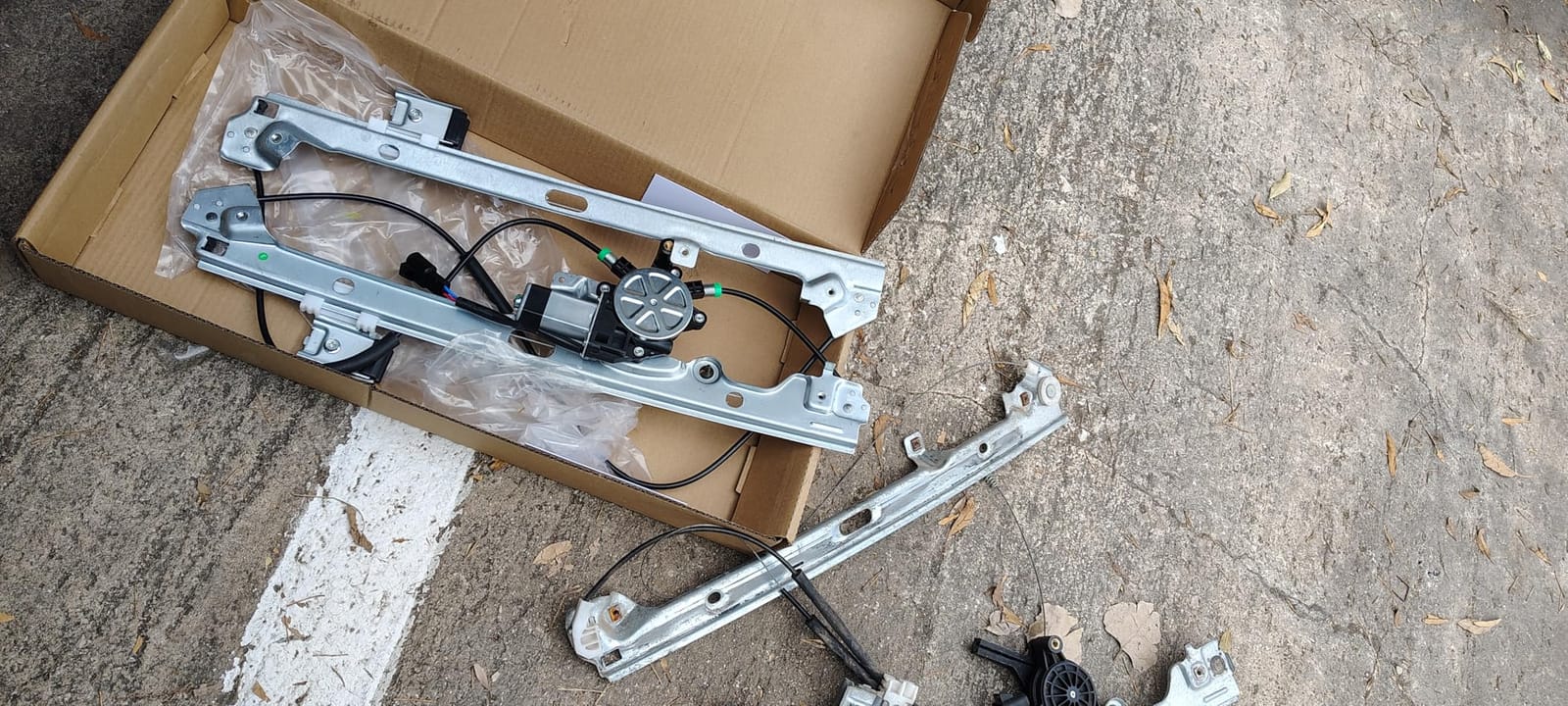 Front Driver Side Power Window Regulator with Motor (2 Pins) Fit for 2001-2006 Chevrolet Silverado 1500 3500, Avalanche Suburban GMC Sierra 1500 2500 3500 Yukon XL Cadillac Escalade, 741-644 customer photo 2