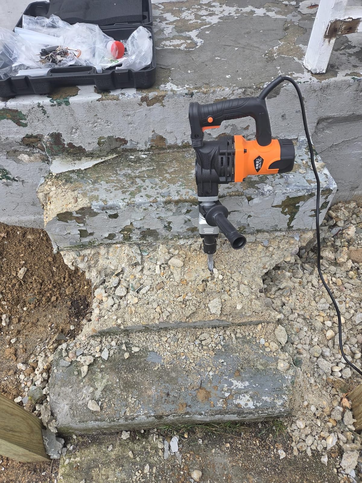 VEVOR Electric Demolition Hammer, 1400W Heavy Duty Jackhammer with 2 Chisel Bits and Carrying Case, 2900 BPM for Breaking Concrete, Includes Black Gloves customer photo 2