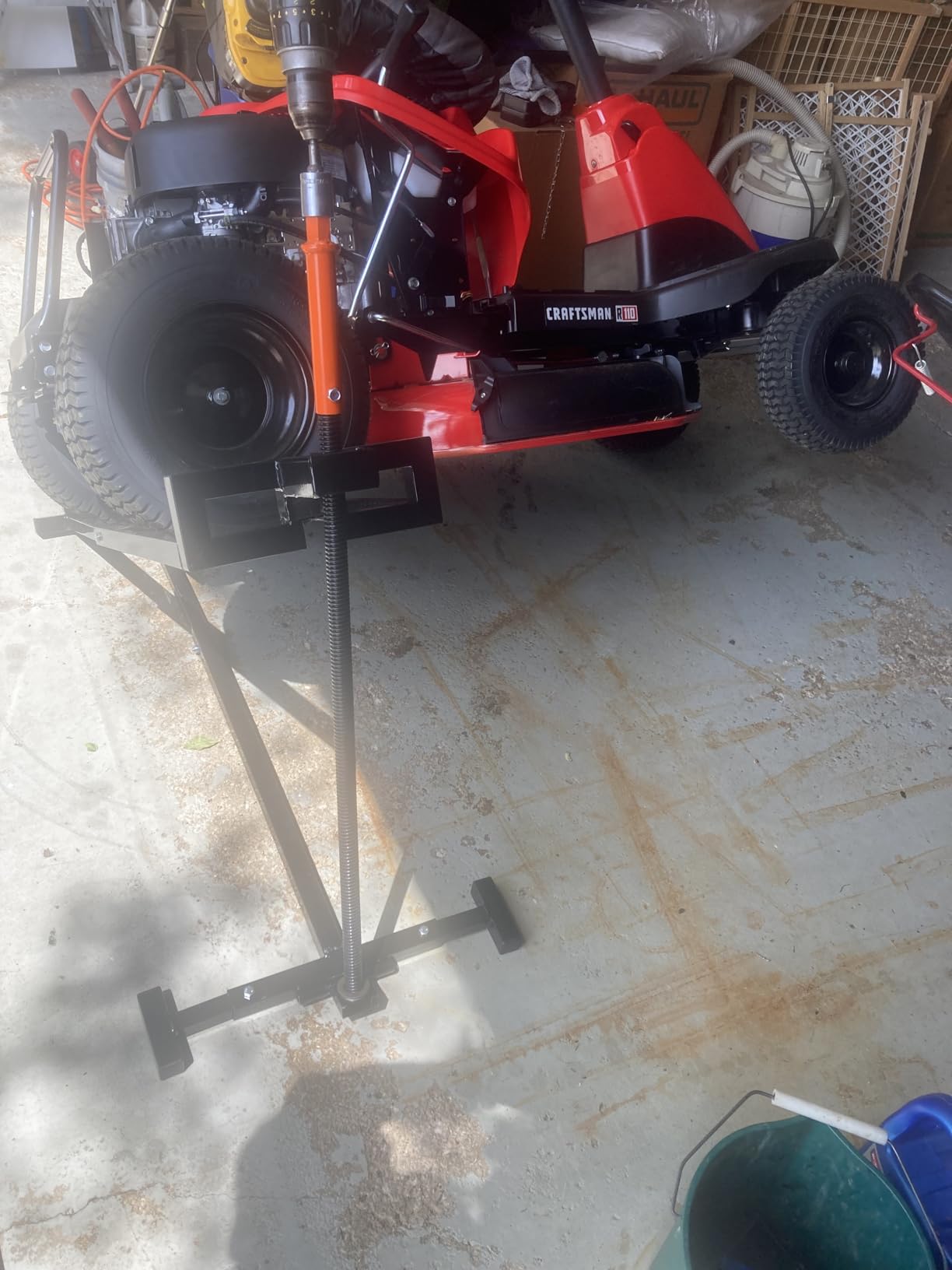 VEVOR Ride on Lawn Mower Lift Jack, 880 Lbs Weight Capacity, Telescopic Maintenance Jack with Crank Handle & Power Tool Handle, Foldable Lawn Tractor Lifter for Lawn Mowers and Garden Tractors, Black customer photo 2