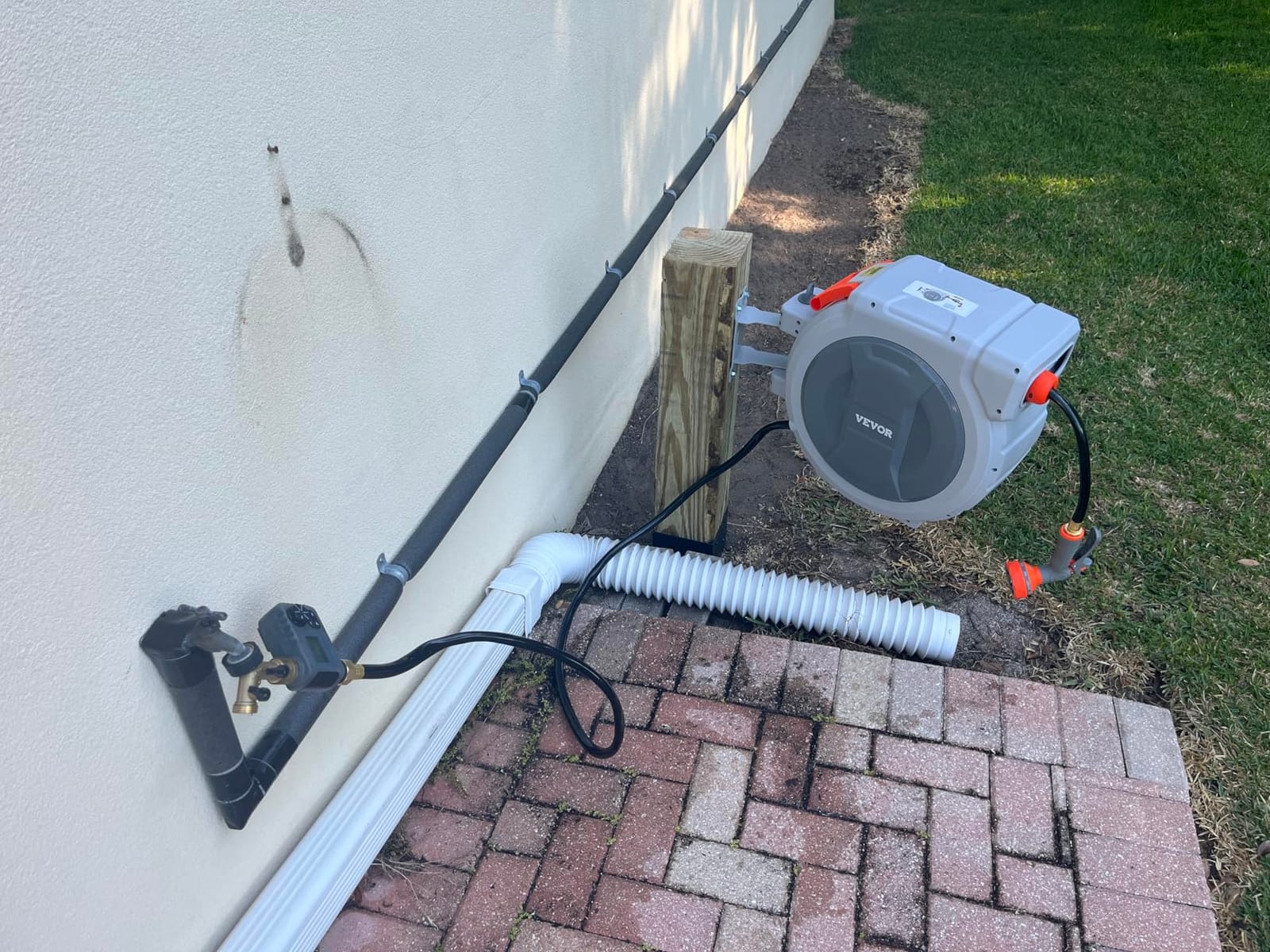 VEVOR Retractable Garden Hose Reel, 1/2 Inch x 65 ft Wall Mounted, Heavy Duty Garden Hose Reel with 9 Patterns Nozzle, Any Length Lock, Upgraded Slow Return System and 180°Swivel Bracket customer photo 1