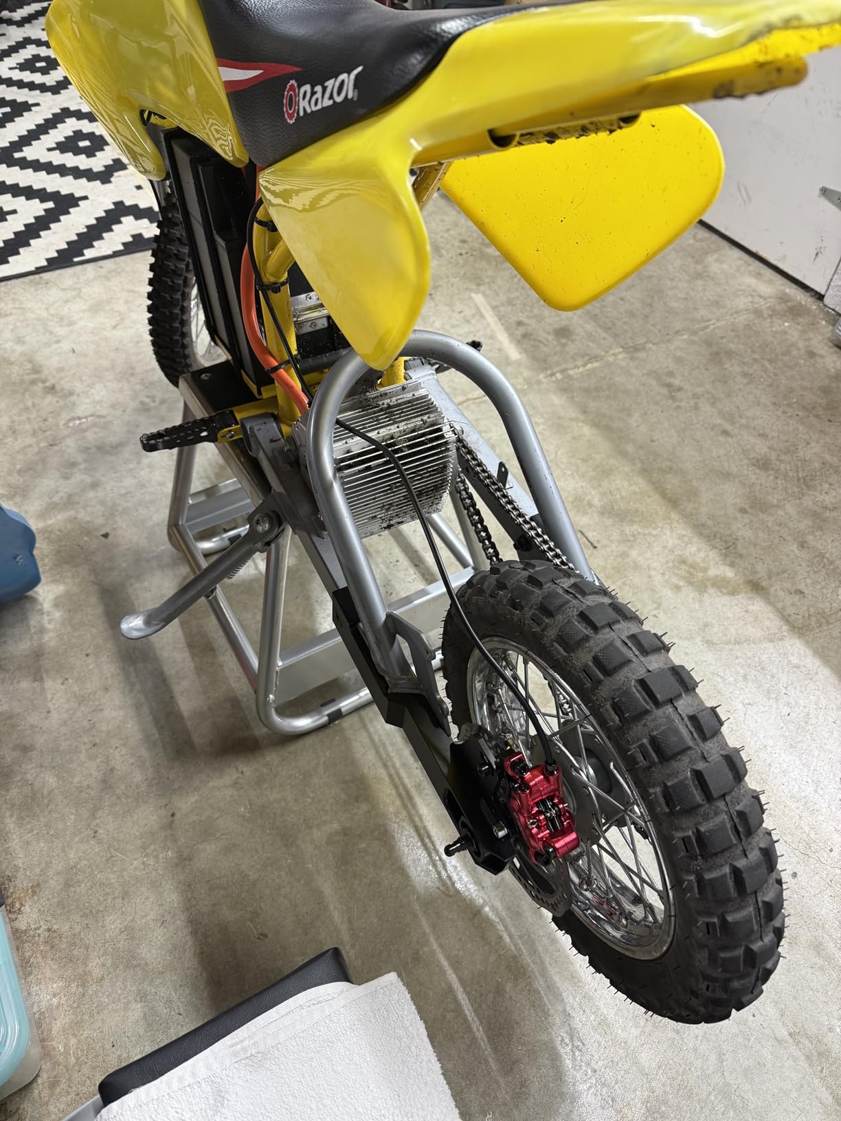 VEVOR Dirt Bike Stand, 1100 lbs Load Capacity Dirtbike Pit Stand, Universal Non-Slip Off-Road Steel Heavy Duty Dirtbike Maintenance Lift, Moto Box Stand for Motorcycle & Powersports Maintainence customer photo 2