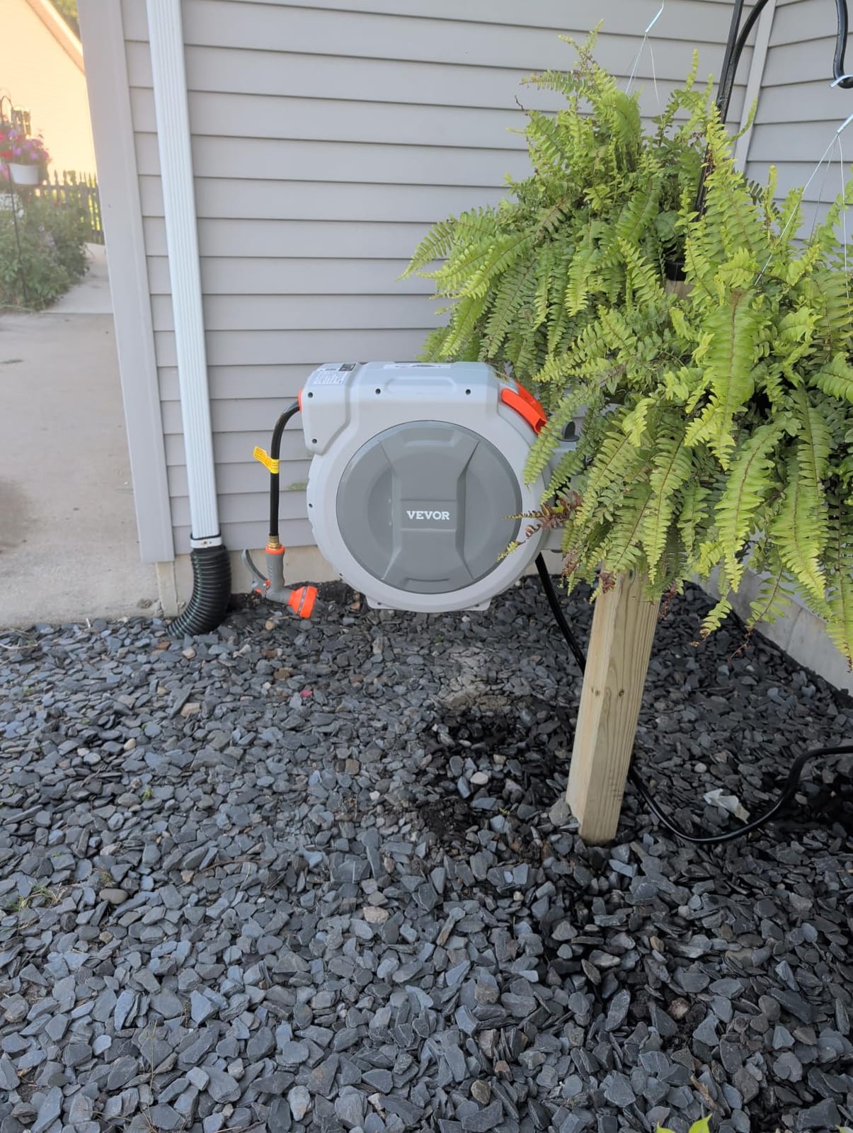 VEVOR Retractable Garden Hose Reel, 5/8 Inch x 100 ft Wall Mounted Hose Reel, Heavy Duty Garden Hose Reel with 9 Patterns Nozzle, Any Length Lock, Upgraded Slow Return System and 180°Swivel Bracket customer photo 2