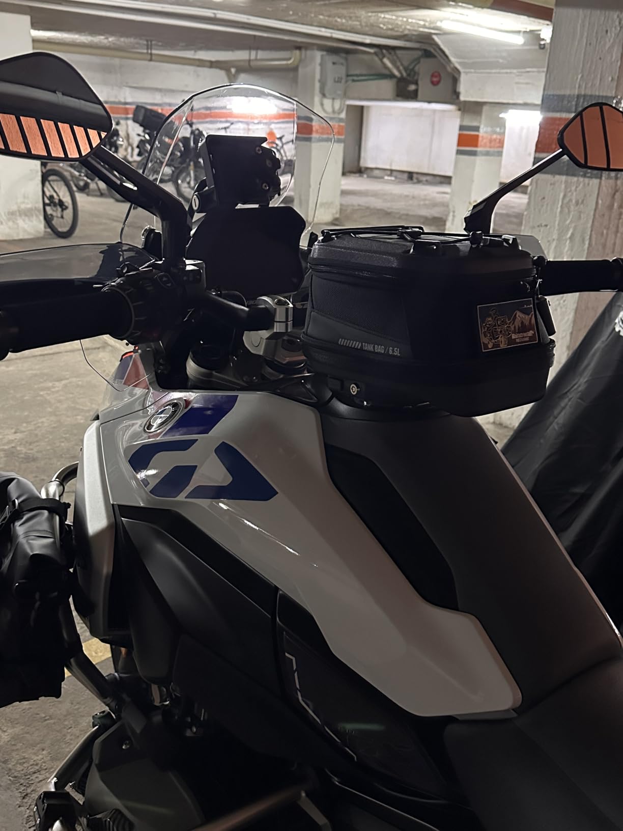 Rhinowalk Motorcycle Tank Bag 5L-6.5L with Strong Magnetic Quick Release Magnetic Tank Bag with Rain Cover fits Harley Davidson, Indian, Honda, Yamaha, Suzuki and More-Black customer photo 2
