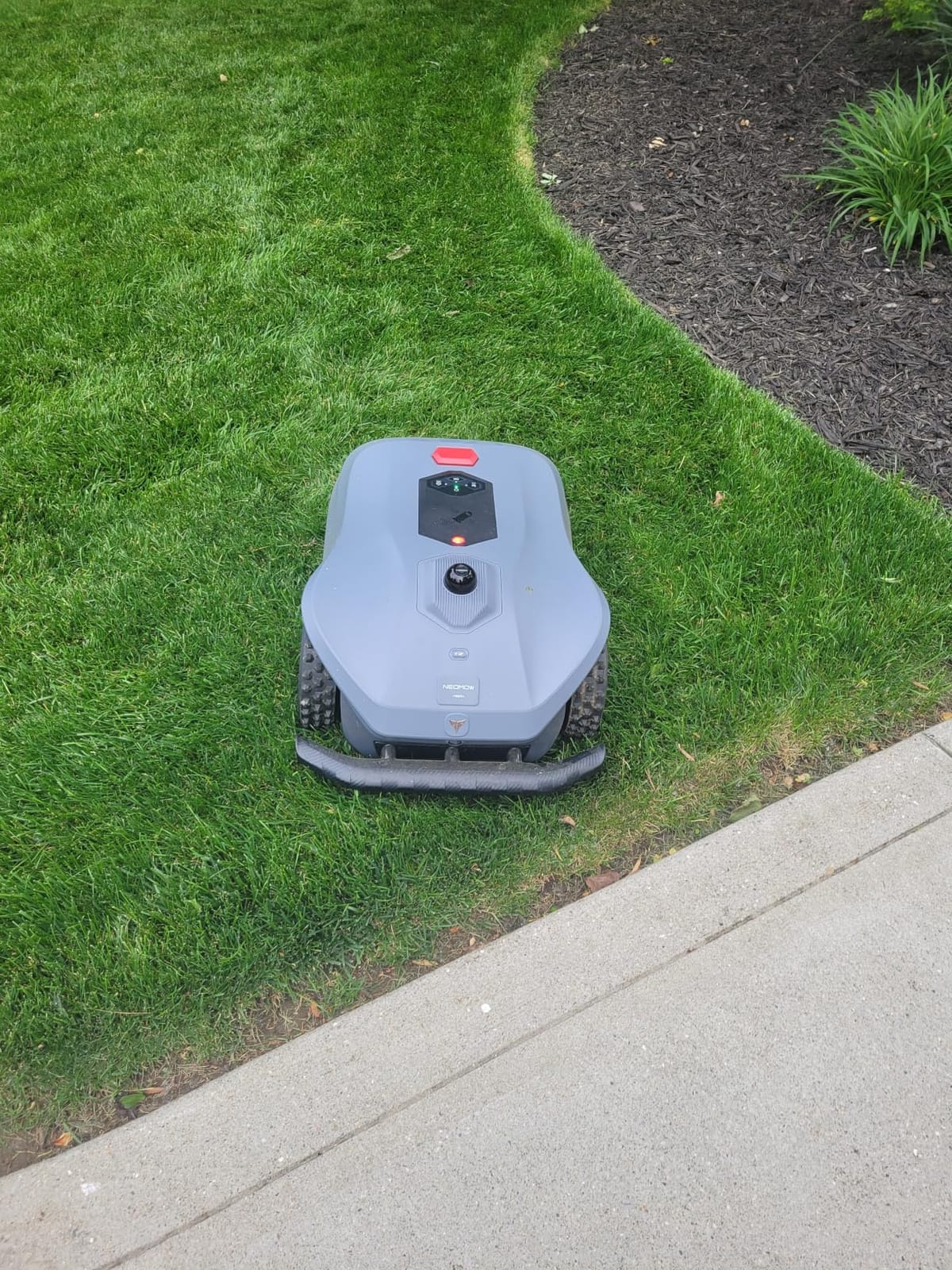 Neomow X SE 360° 3D LiDAR Navigation Robot Lawn Mower for 0.75 Acre customer photo 2