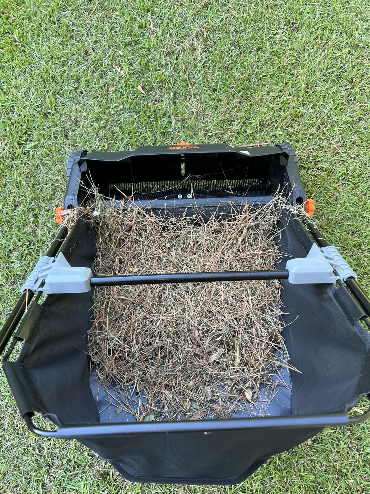 VEVOR Push Lawn Sweeper 26 in Leaf & Grass Collector 7 cu. ft. Hopper Bag | 10-Level Height Adjustable V-Shaped Brushes, Heavy Duty Yard Sweeper for Leaves, Grass Clippings & Pine Needles customer photo 1