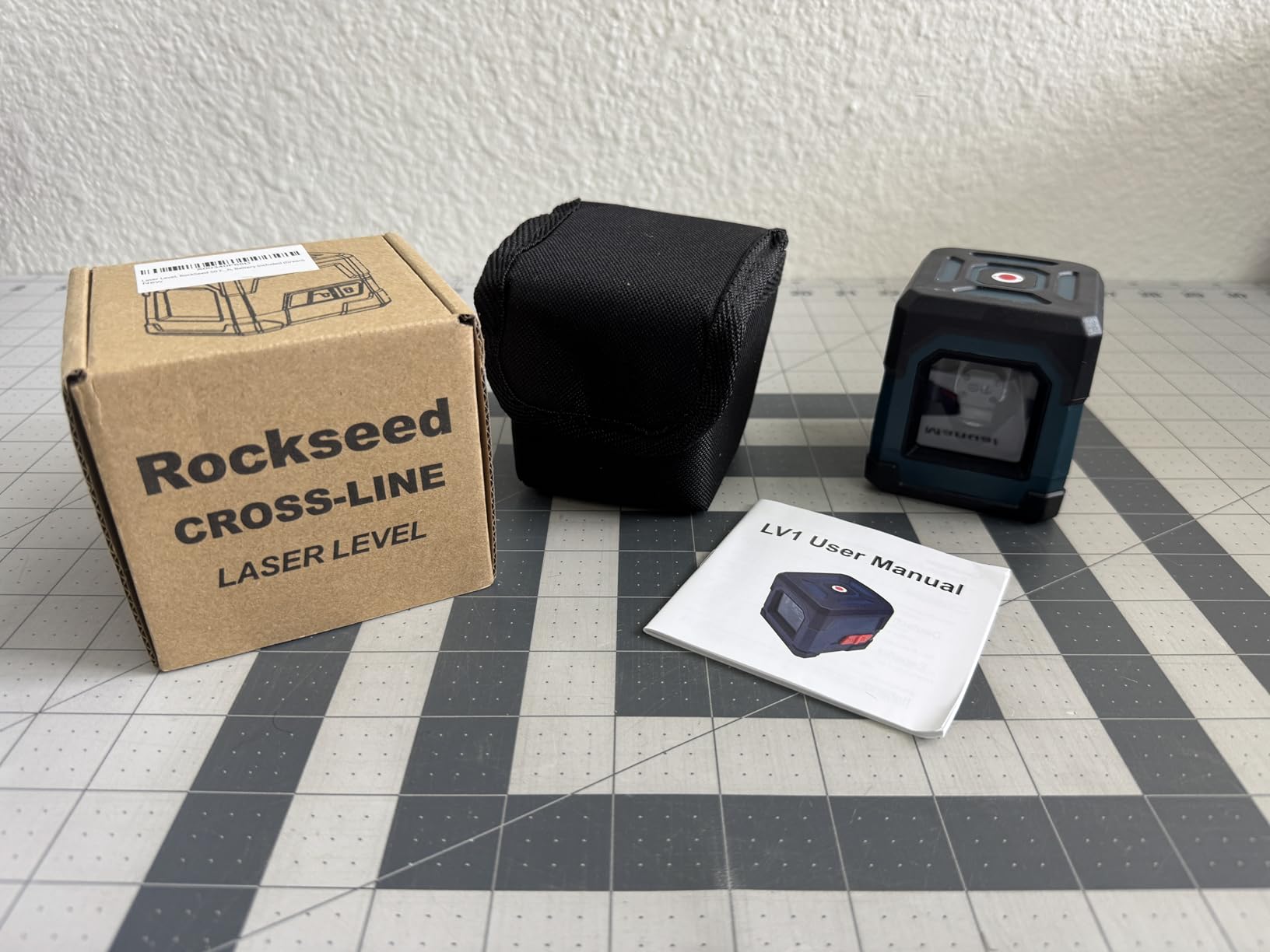 Laser Level, RockSeed Cross Line Laser with Self-Leveling, Vertical and Horizontal Line, Rotatable 360 Degree, Carrying Pouch, Battery Included (40 Inch Tripod) customer photo 1