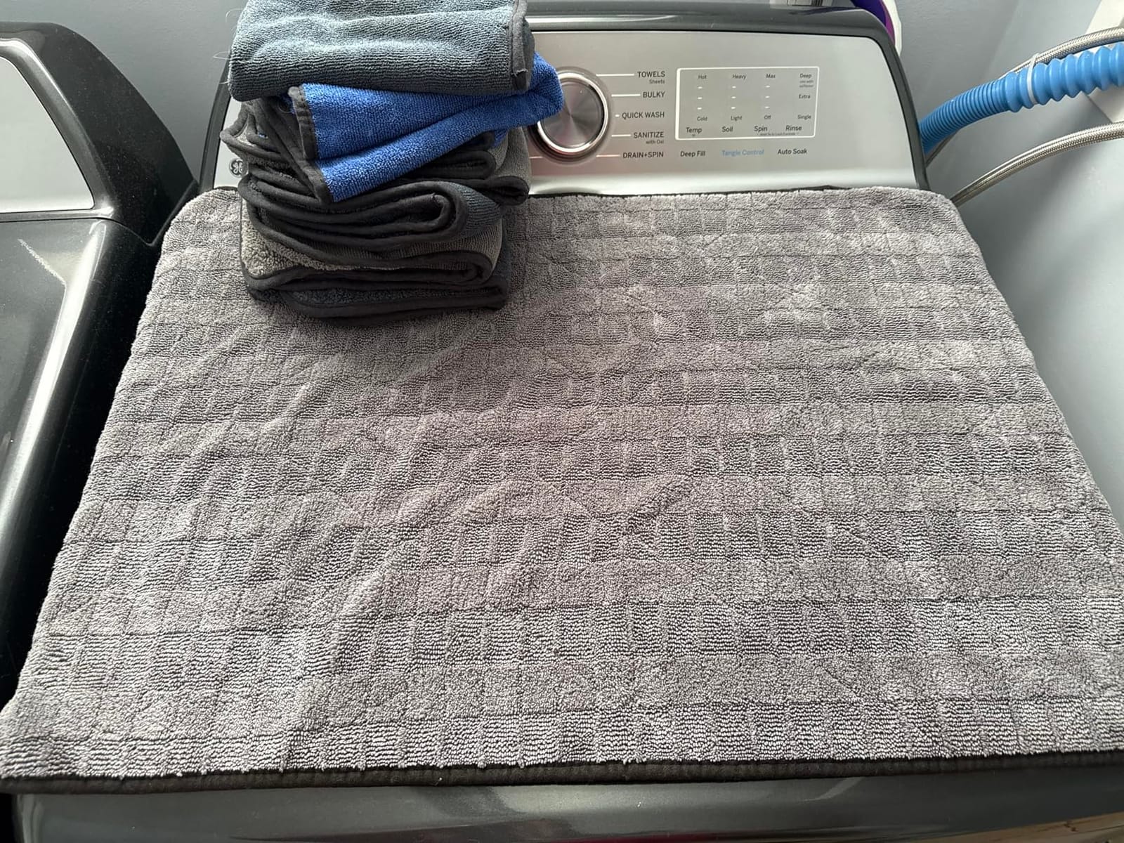The Rag Company Gauntlet Car Drying Towel, Ice Grey/Grey, 30x36 in, 1-Pack customer photo 1