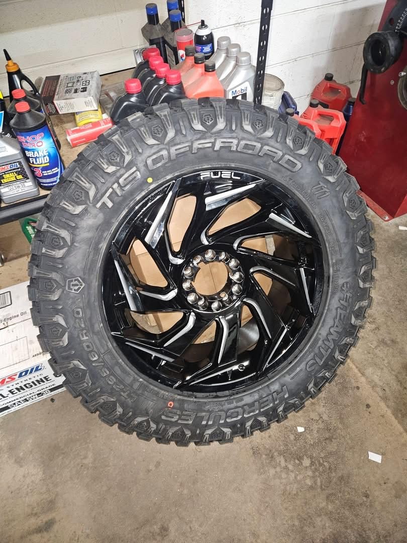 FUEL OFF-ROAD D753 REACTION 18X9, 6X135/5.5, 4.53, 12mm GLOSS BLACK MILLED - D75318909845 customer photo 2