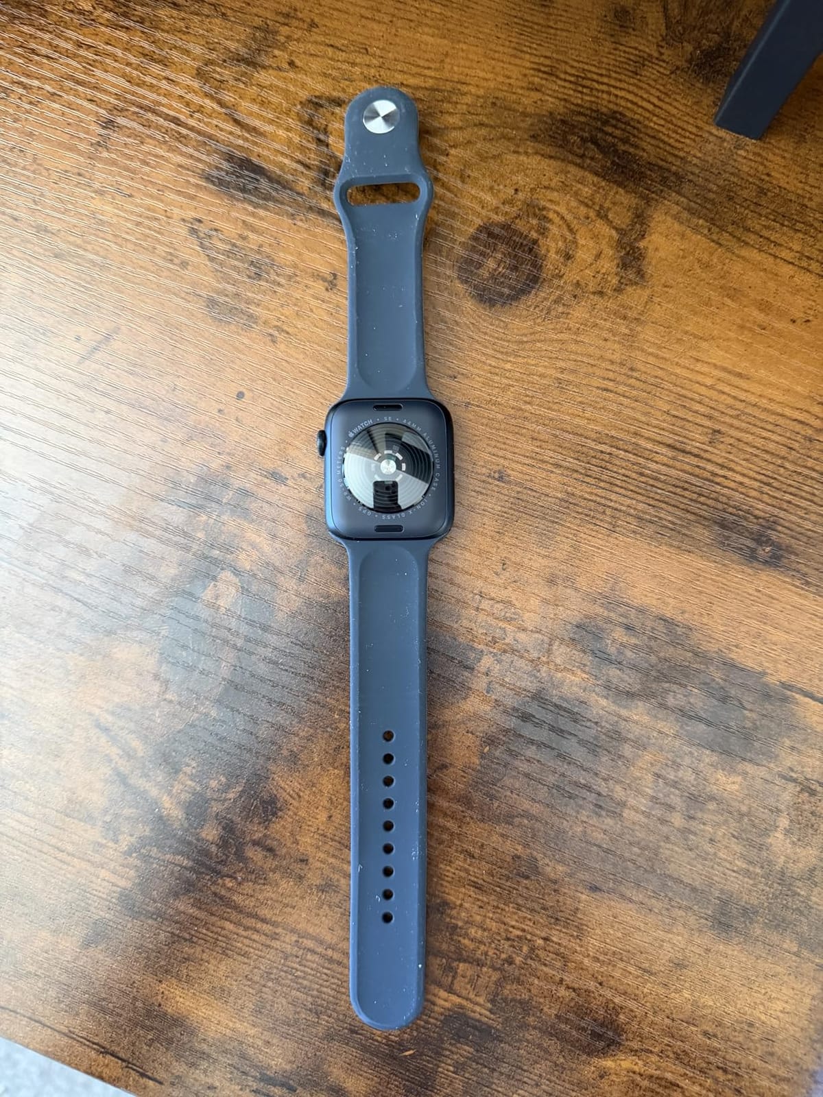 Apple Watch SE (2nd Gen) (GPS, 44mm) - Midnight Aluminum Case with Midnight Sport Band, M/L (Renewed) customer photo 1