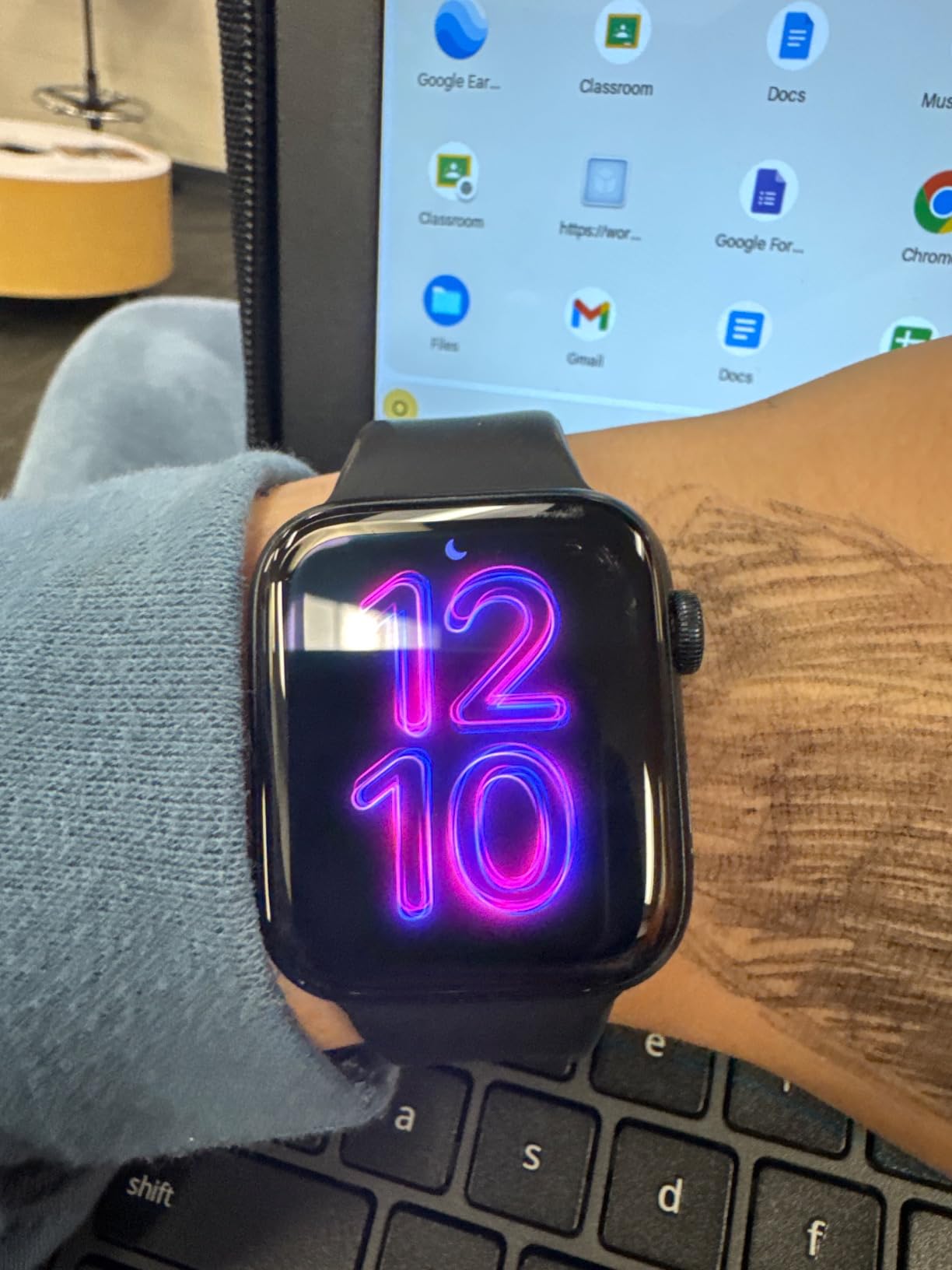 Apple Watch SE (2nd Gen) (GPS, 44mm) - Midnight Aluminum Case with Midnight Sport Band, M/L (Renewed) customer photo 2