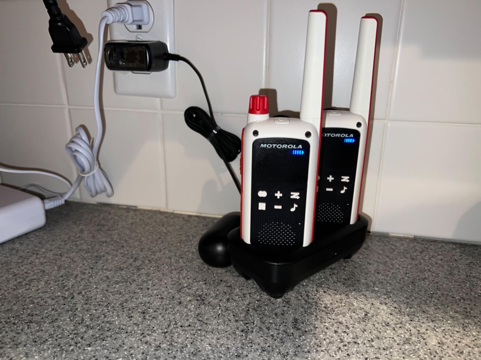 Motorola Solutions Red Cross T478 Talkabout White Rechargeable Emergency preparedness 35-Mile 2-Way Radio customer photo 2
