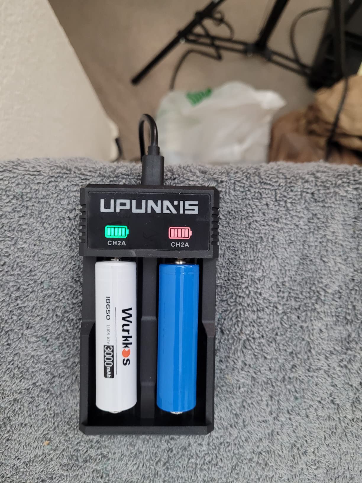 18650 Battery Charger,4 Bay 3.7V Li-ion Battery Charger with Smart LCD Display 2A Fast Charging for Rechargeable Batteries Lithium NI-MH NI-Cd AA AAA C 18650 18350 18700 21700 26650 14500 16340 customer photo 2
